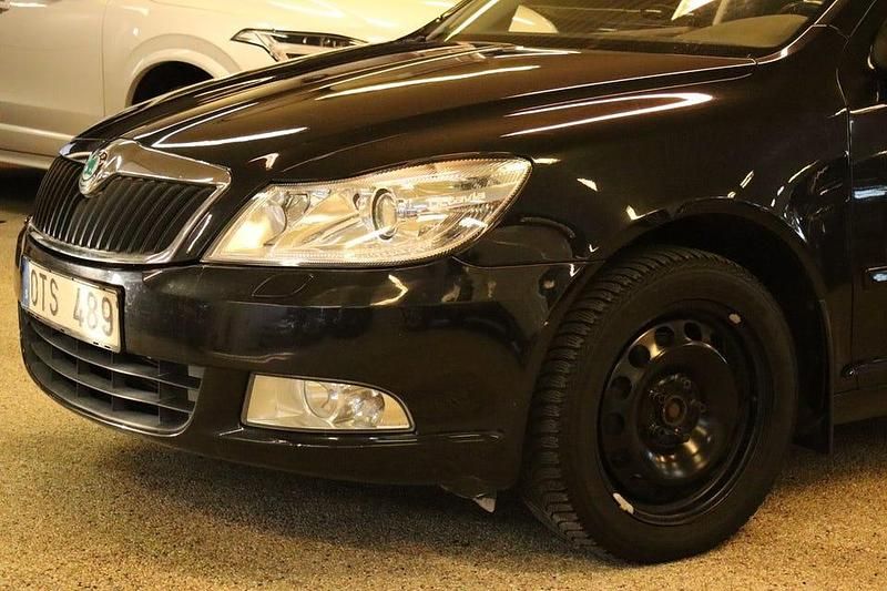 Begagnad Skoda Octavia Elegance 140 HK (102 kW) 2012 Svart Kombi