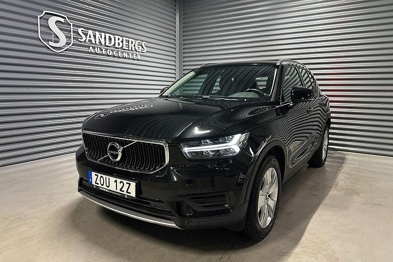 Svart Begagnad 2021 Volvo XC40 Momentum SUV | 304 500 kr (Dyr) - Bild 1/4
