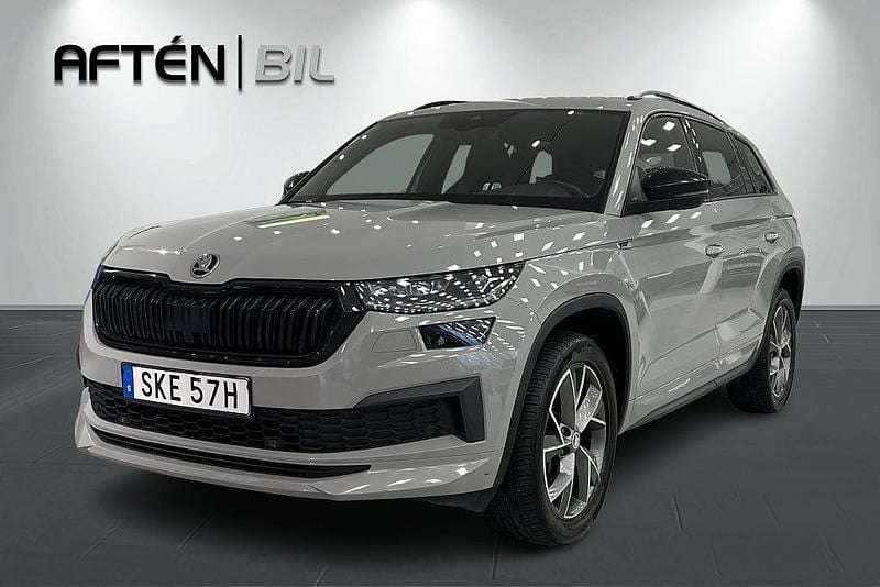 Grå Begagnad 2022 Skoda Kodiaq SportLine SUV | 399 700 kr (Marknadspris) - Bild 1/3