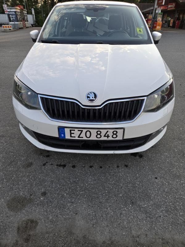 Vit Begagnad 2015 Skoda Fabia Elegance Halvkombi | 55 000 kr (Marknadspris) - Bild 1/4