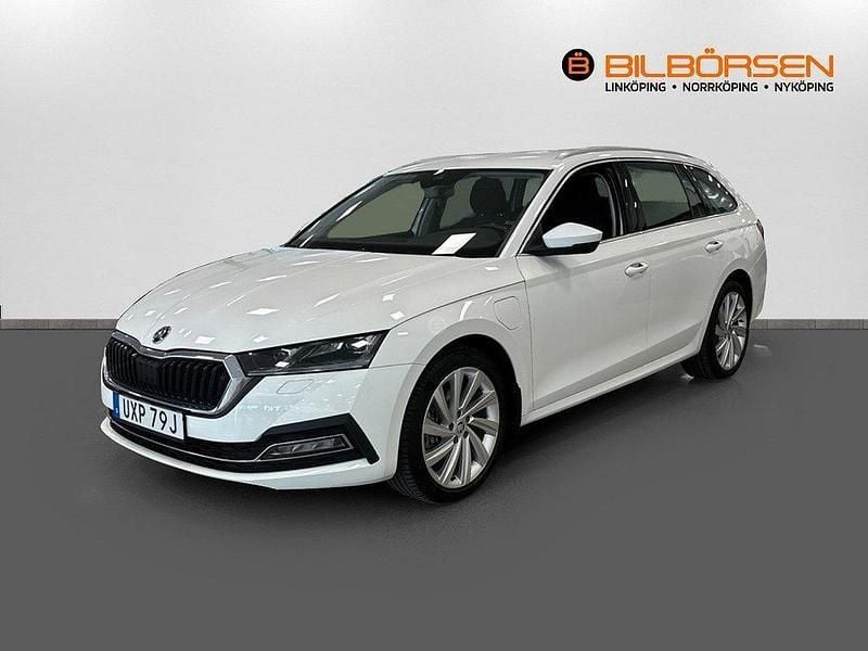 Vit Begagnad 2021 Skoda Octavia Style Kombi | 259 900 kr (Marknadspris) - Bild 1/4