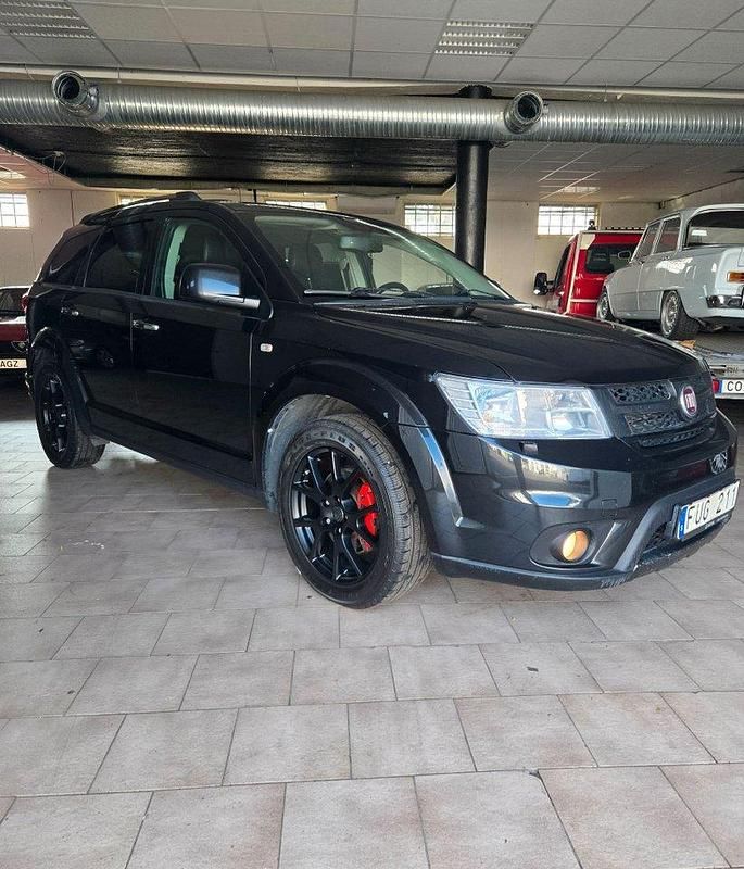 Svart (svartmetalic ) Begagnad 2013 Fiat Freemont SUV | 79 900 kr (Marknadspris) - Bild 1/4