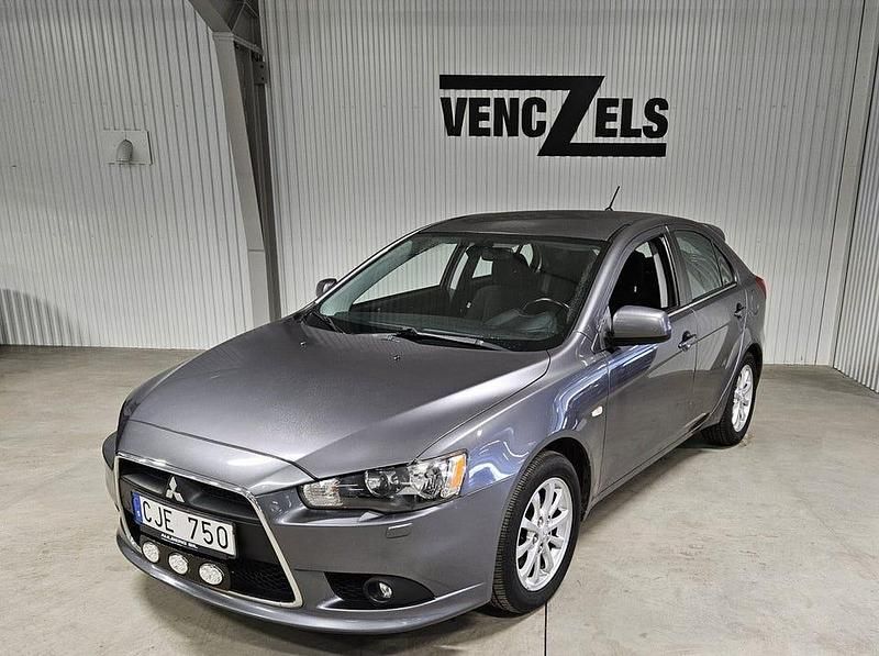 Grå (grå metallic) Begagnad 2010 Mitsubishi Lancer Sportback Halvkombi | 49 000 kr (Dyr) - Bild 1/4