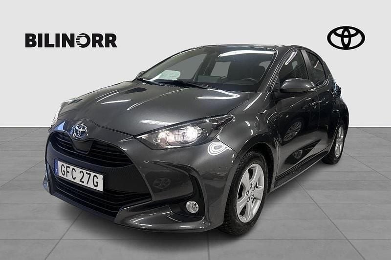 Mörkgrå (grå) Begagnad 2022 Toyota Yaris Hybrid Active Halvkombi | 224 900 kr (Marknadspris) - Bild 1/3