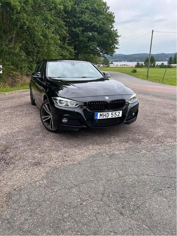 Svart Begagnad 2016 BMW 330 M Sport Sedan | 225 000 kr (Marknadspris) - Bild 1/4