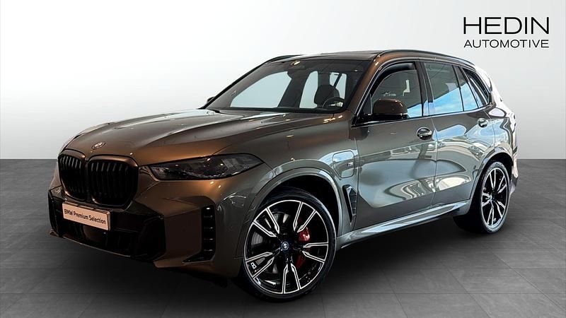Grön (green) Begagnad 2025 BMW X5 M Sport SUV | 1 028 700 kr - Bild 1/4