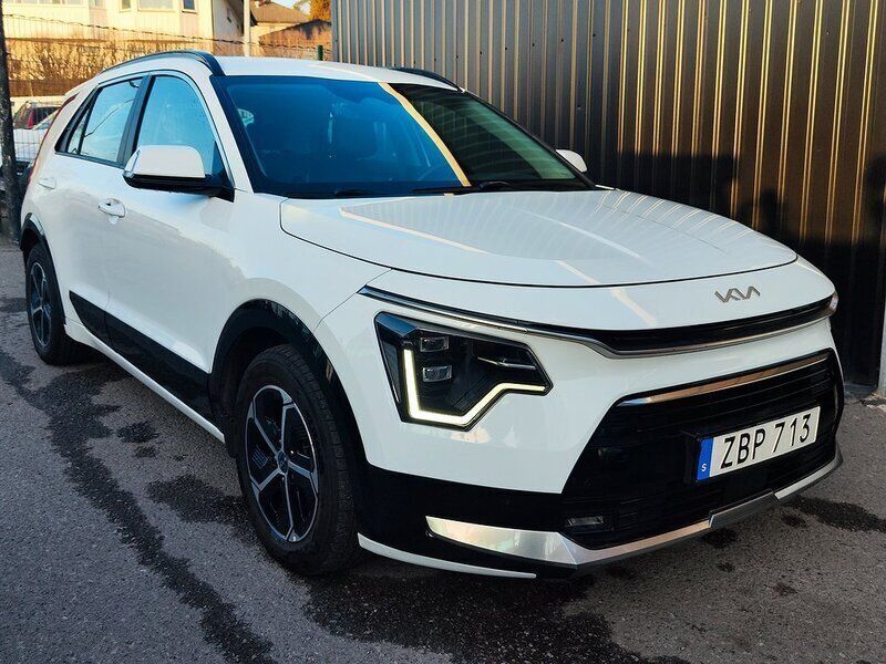 Vit Begagnad 2023 Kia Niro EX SUV | 269 000 kr (Marknadspris) - Bild 1/4
