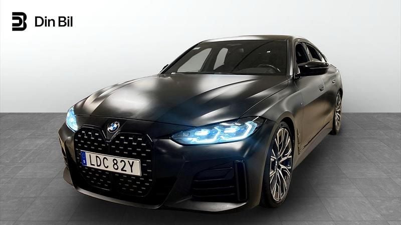 Begagnad BMW M440 M Sport 374 HK (275 kW) 2021 Röd folierad svart Sedan