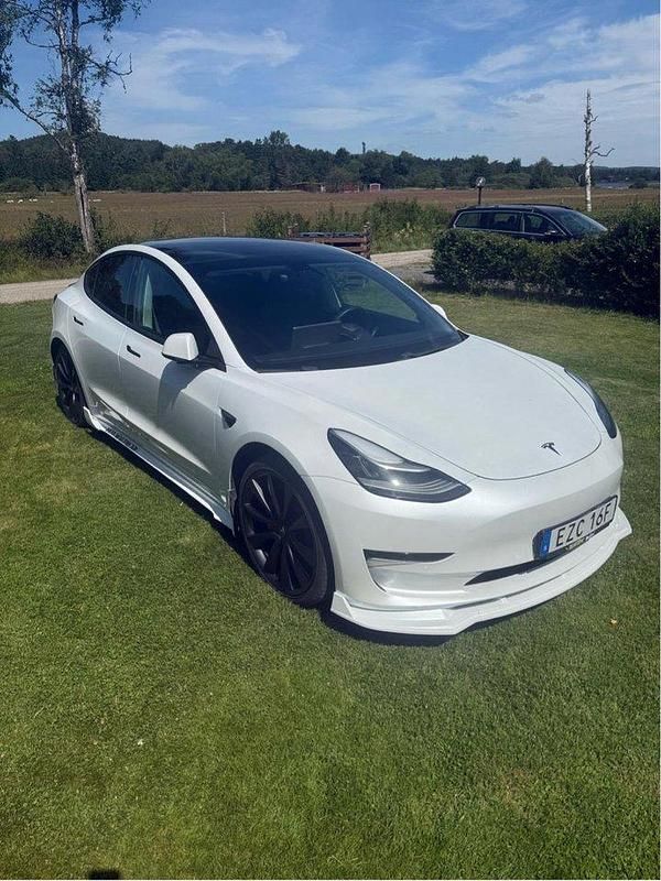 Vit Begagnad 2020 Tesla Model 3 Performance Sedan | 249 000 kr (Bra pris) - Bild 1/4