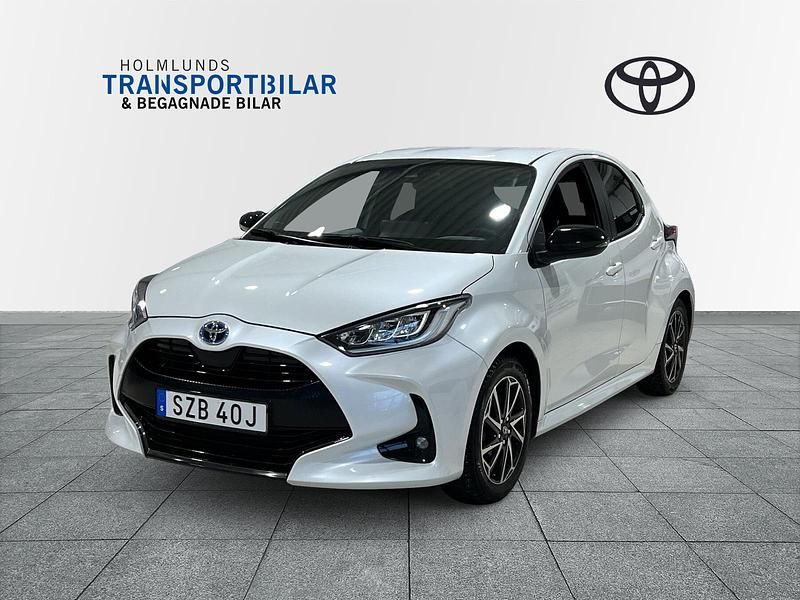 Vit Begagnad 2022 Toyota Yaris Hybrid Style Halvkombi | 234 900 kr (Marknadspris) - Bild 1/4