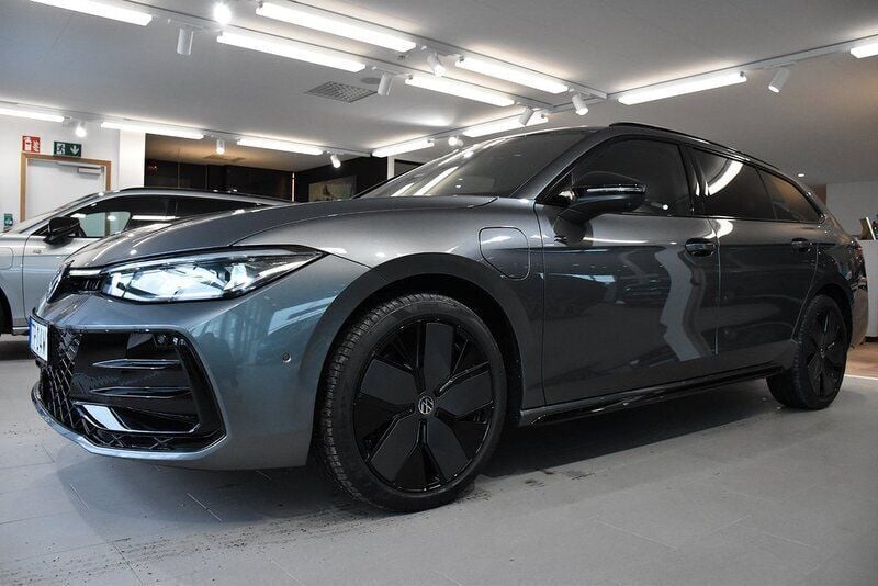Mörkgrå Ny 2025 VW Passat Edition Kombi | 624 900 kr (Dyr) - Bild 1/3