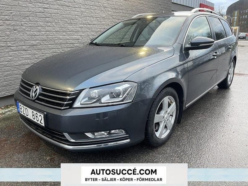 Ljusgrå Begagnad 2013 VW Passat GT Kombi | 99 800 kr (Marknadspris) - Bild 1/4