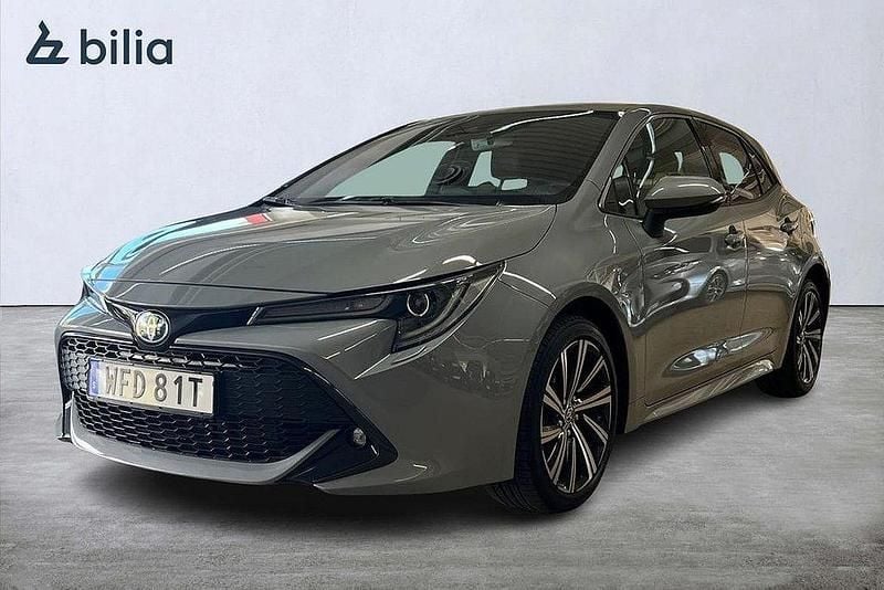 Grå Begagnad 2022 Toyota Corolla Hybrid Style Halvkombi | 254 900 kr (Marknadspris) - Bild 1/3