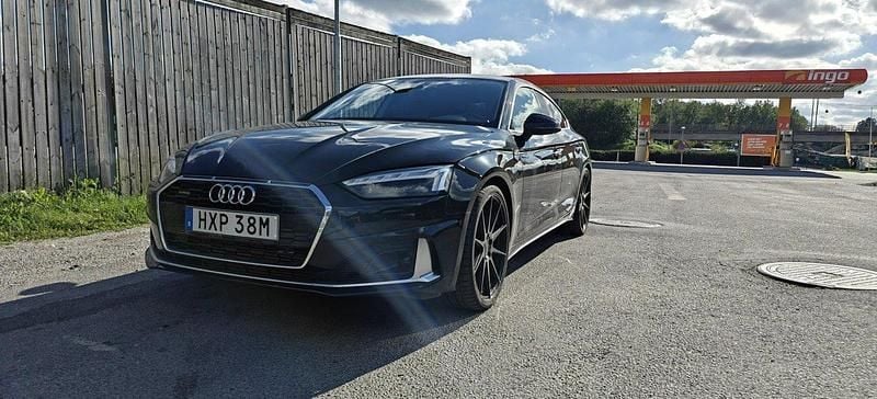 Svart Begagnad 2021 Audi A5 Sportback Comfort Halvkombi | 349 000 kr (Bra pris) - Bild 1/4