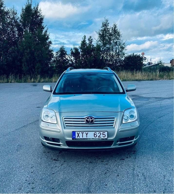 Grön Begagnad 2006 Toyota Avensis Kombi | 39 000 kr (Marknadspris) - Bild 1/4