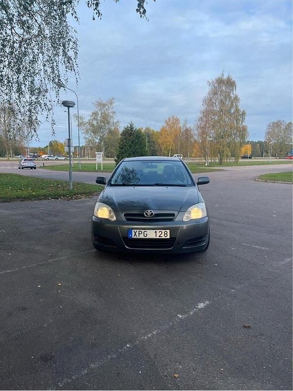 Grå Begagnad 2006 Toyota Corolla Halvkombi | 40 000 kr (Marknadspris) - Bild 1/4