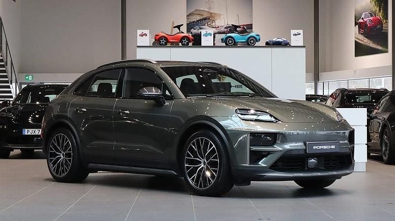 Mörkgrå Begagnad 2024 Porsche Macan Turbo SUV | 1 195 000 kr - Bild 1/4