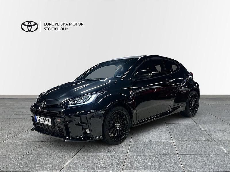 Svart Begagnad 2023 Toyota Yaris Halvkombi | 429 900 kr (Superpris) - Bild 1/4