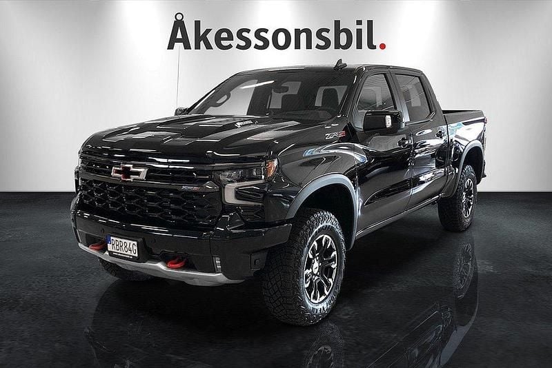 Svart Ny 2025 Chevrolet Silverado Sedan | 1 248 750 kr (Bra pris) - Bild 1/4