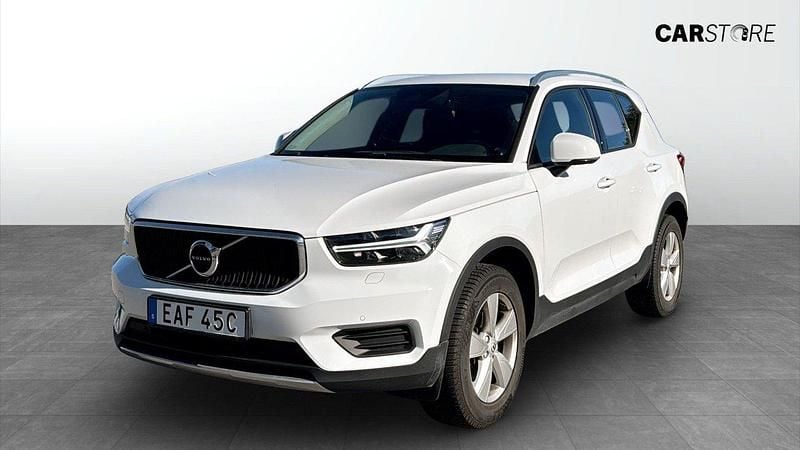 Vit Begagnad 2022 Volvo XC40 Momentum SUV | 299 900 kr (Bra pris) - Bild 1/4
