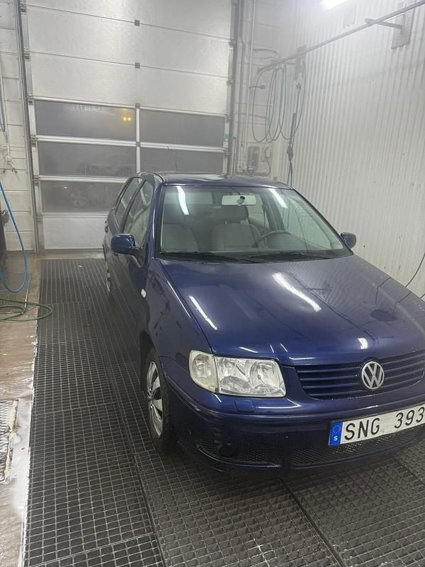 Blå Begagnad 2001 VW Polo Halvkombi | 19 000 kr (Marknadspris) - Bild 1/4