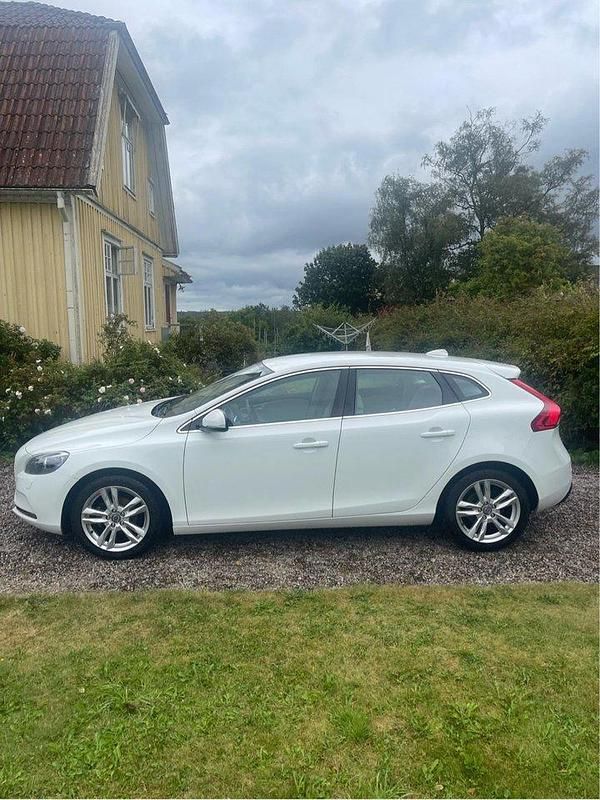 Vit Begagnad 2015 Volvo V40 Momentum Kombi | 105 000 kr (Marknadspris) - Bild 1/4