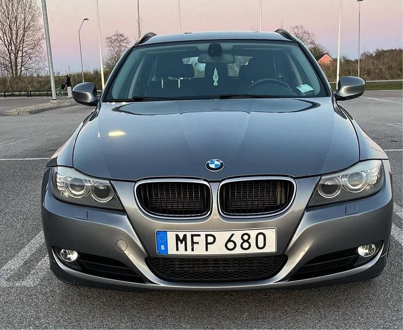 Grå Begagnad 2012 BMW 318 Kombi | 73 000 kr (Bra pris) - Bild 1/4
