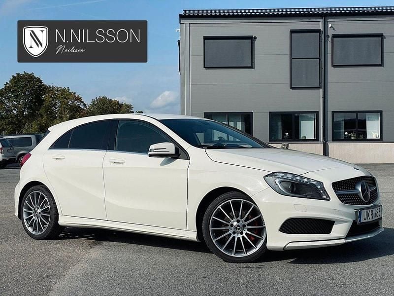 Vit Begagnad 2015 Mercedes A180 AMG line Halvkombi | 169 000 kr (Marknadspris) - Bild 1/4