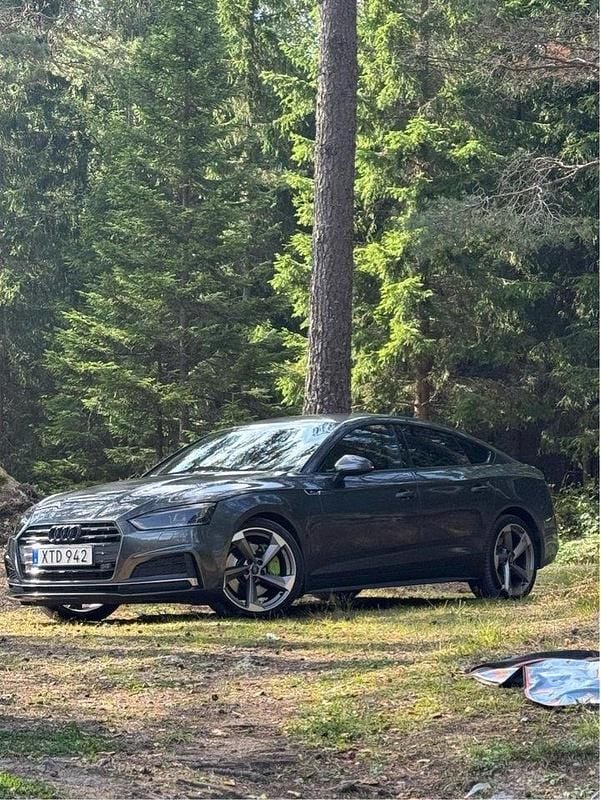 Grå Begagnad 2018 Audi A5 Sportback Proline Halvkombi | 255 000 kr (Marknadspris) - Bild 1/4