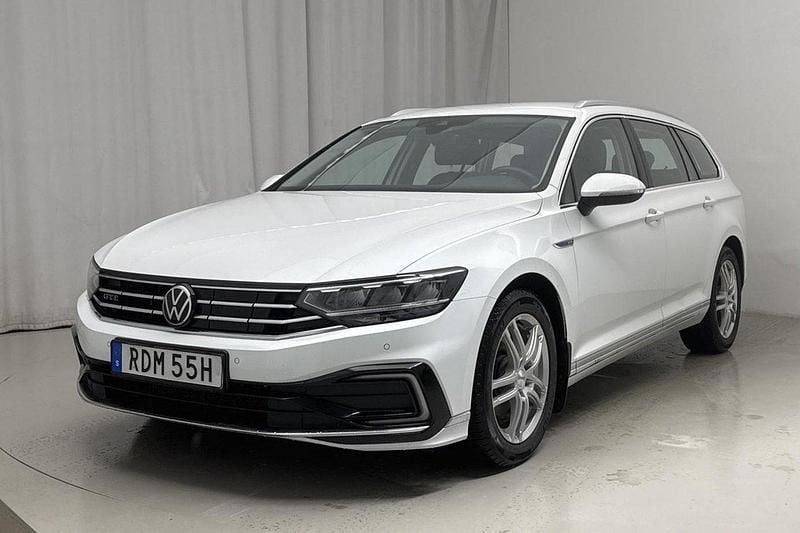 Vit Begagnad 2022 VW Passat GTE Kombi | 249 000 kr (Bra pris) - Bild 1/4