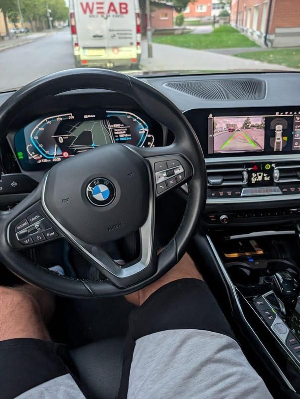 Bilen går jättebra inge fel på bilen , jag har vinter och sommar däck Begagnad 2021 BMW 330 Sedan | 310 000 kr (Dyr) - Bild 1/4