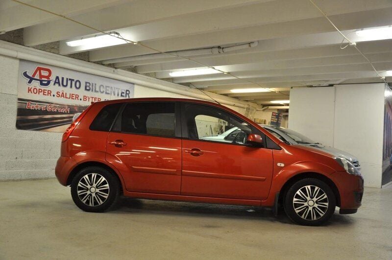 Begagnad Ford Fiesta 81 HK (59 kW) 2007 Orange Halvkombi