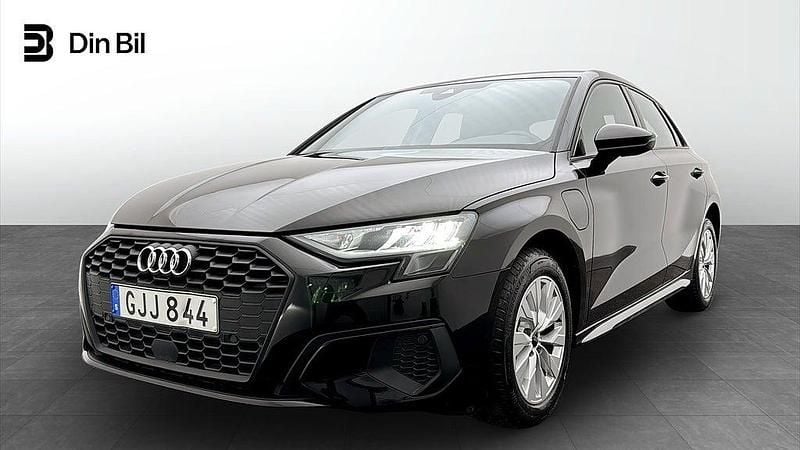 Svart Begagnad 2023 Audi A3 e-tron Proline Halvkombi | 299 000 kr (Marknadspris) - Bild 1/4