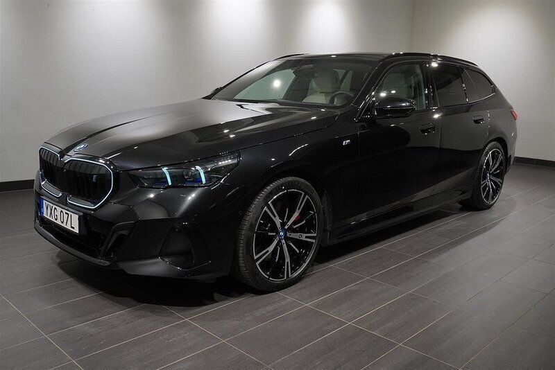 Svart Begagnad 2024 BMW i5 Efficient Dynamics Sedan | 769 500 kr - Bild 1/4