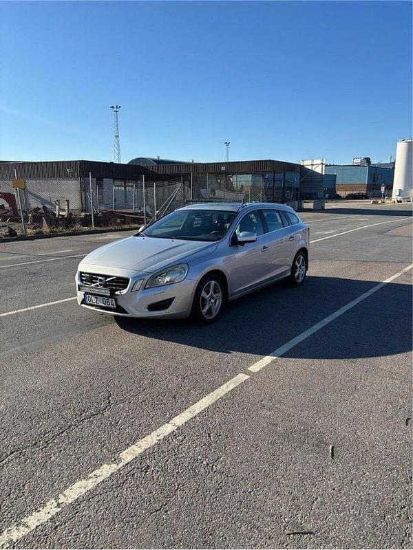 Grå Begagnad 2012 Volvo V60 Summum Kombi | 74 990 kr (Bra pris) - Bild 1/4