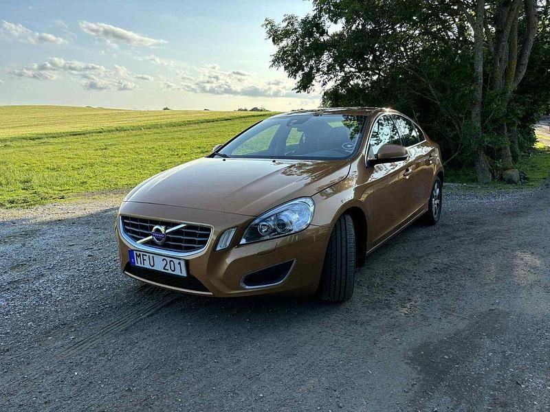 Brun Begagnad 2012 Volvo S60 Momentum Sedan | 99 000 kr (Bra pris) - Bild 1/4