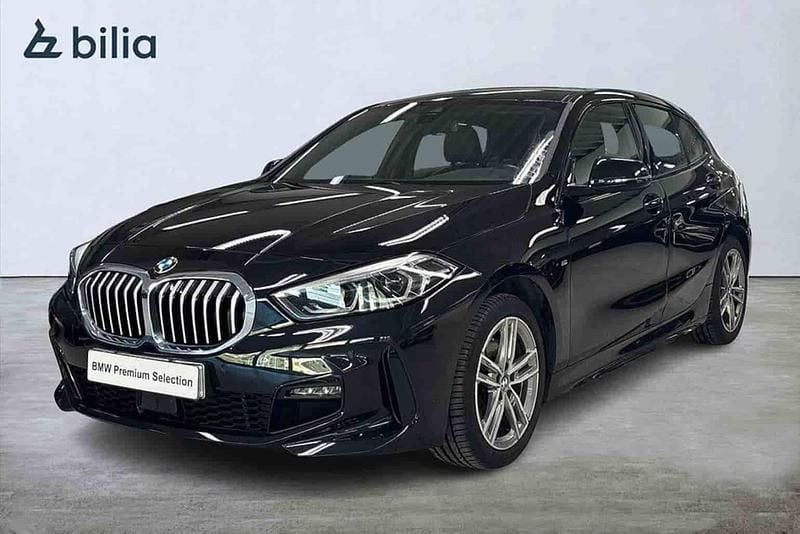 Svart Begagnad 2022 BMW 118 Halvkombi | 249 900 kr (Marknadspris) - Bild 1/1