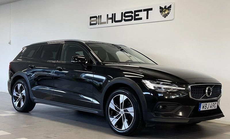 Svart Begagnad 2019 Volvo V60 CC Kombi | 209 900 kr (Marknadspris) - Bild 1/4