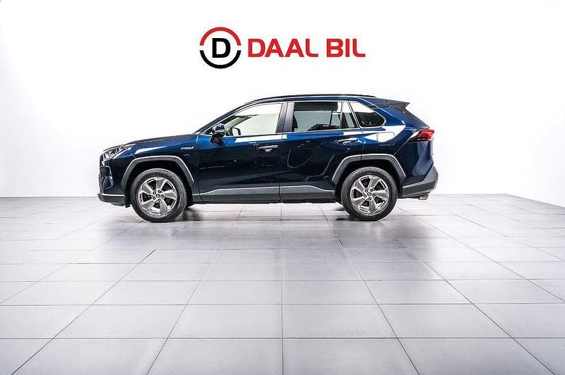 Mörkblå Begagnad 2020 Toyota RAV4 Hybrid Executive SUV | 319 700 kr (Marknadspris) - Bild 1/4