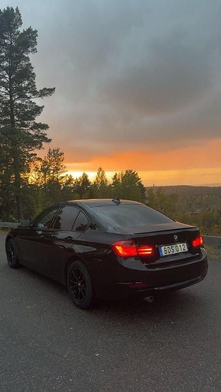 Svart Begagnad 2014 BMW 320 Sport Line Sedan | 145 000 kr (Bra pris) - Bild 1/4