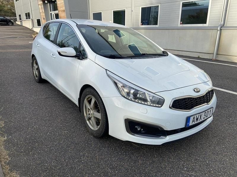 Vit Begagnad 2016 Kia Ceed Halvkombi | 69 000 kr (Bra pris) - Bild 1/4