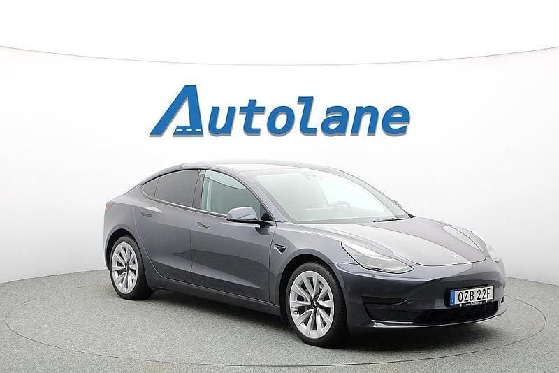 Grå Begagnad 2022 Tesla Model 3 Standard Range Sedan | 309 800 kr (Marknadspris) - Bild 1/3