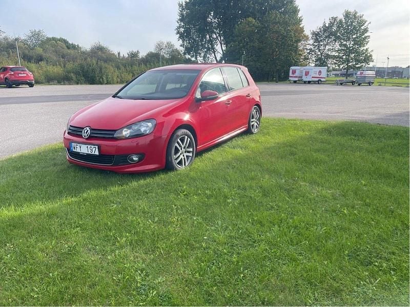 Röd Begagnad 2013 VW Golf VII Halvkombi | 64 000 kr (Bra pris) - Bild 1/3