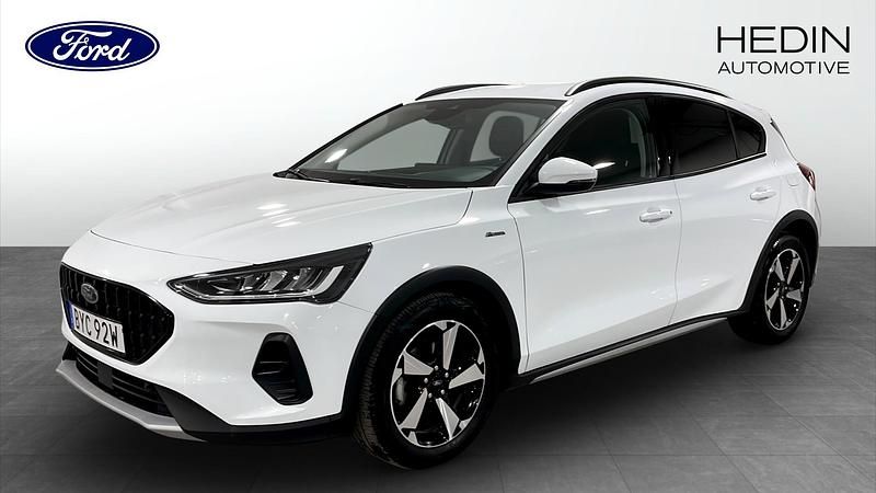 Vit Begagnad 2023 Ford Focus Active | 184 900 kr (Marknadspris) - Bild 1/4