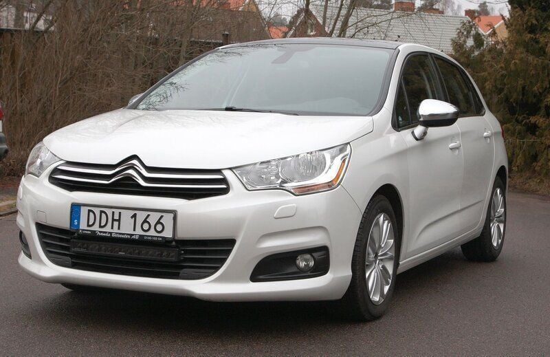 Vit Begagnad 2014 Citroën C4 Halvkombi | 79 800 kr (Marknadspris) - Bild 1/4