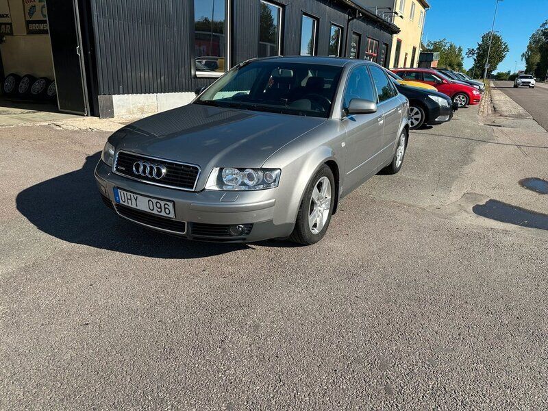 Ljusgrå Begagnad 2003 Audi A4 Comfort Sedan | 28 000 kr (Marknadspris) - Bild 1/2