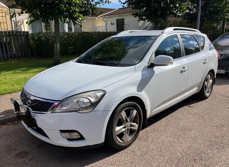 Vit Begagnad 2010 Kia Ceed Sportswagon EX Kombi | 35 000 kr (Superpris) - Bild 1/4