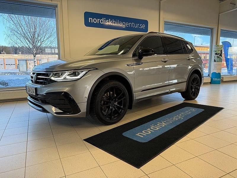Silver metallic Begagnad 2022 VW Tiguan Allspace R-line SUV | 349 900 kr (Marknadspris) - Bild 1/4