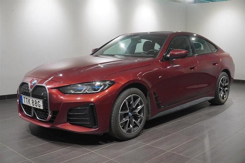 Röd Begagnad 2023 BMW i4 M Sport Sedan | 449 800 kr (Marknadspris) - Bild 1/2
