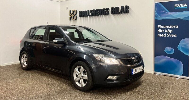 Grå Begagnad 2011 Kia Ceed 2 Halvkombi | 59 900 kr (Marknadspris) - Bild 1/4